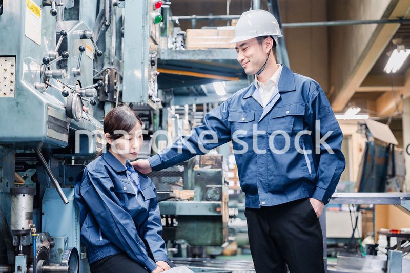落ち込む工場スタッフ