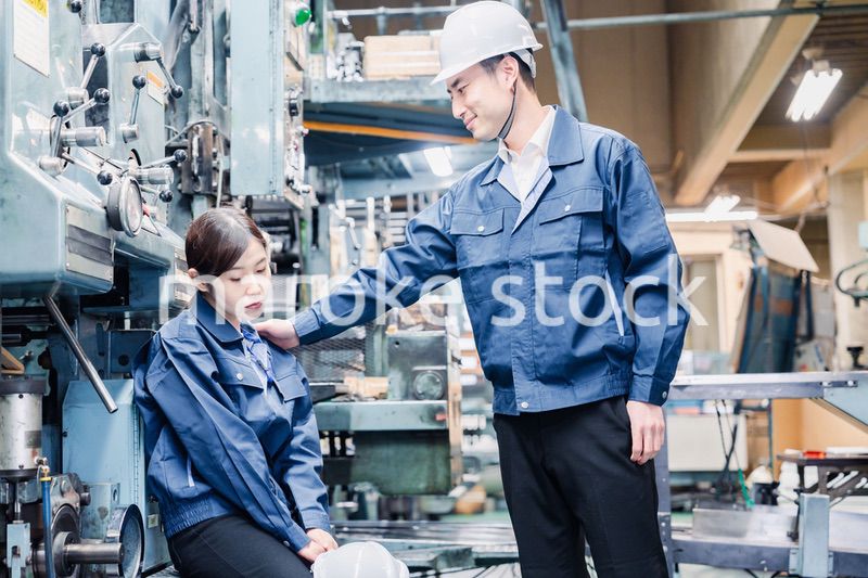 落ち込む工場スタッフ