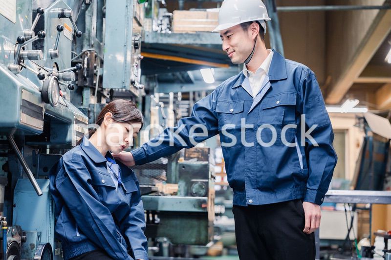 落ち込む工場スタッフ