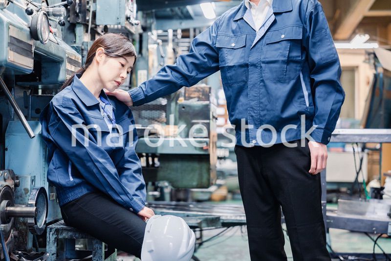 落ち込む工場スタッフ