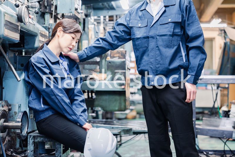 落ち込む工場スタッフ