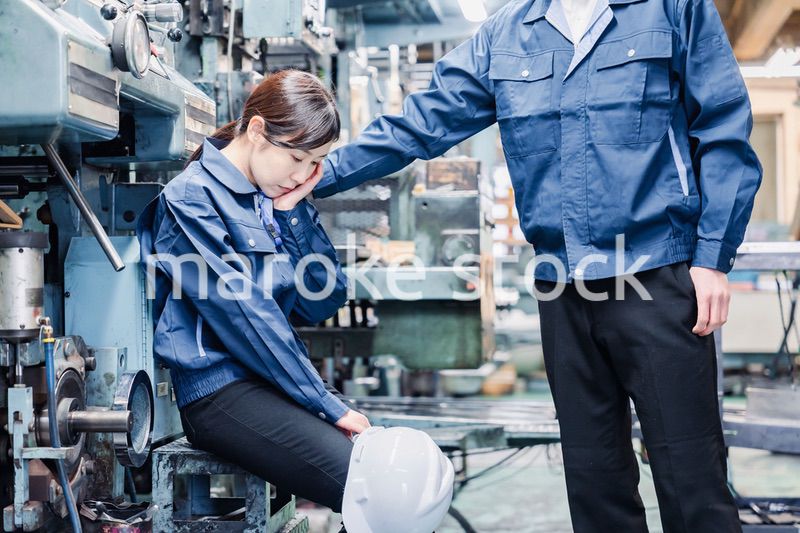 落ち込む工場スタッフ