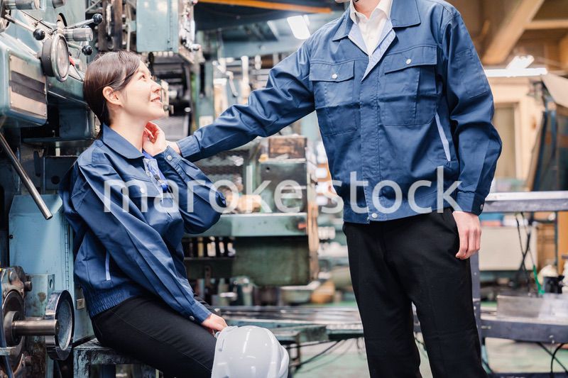 女性労働者を元気づける男性