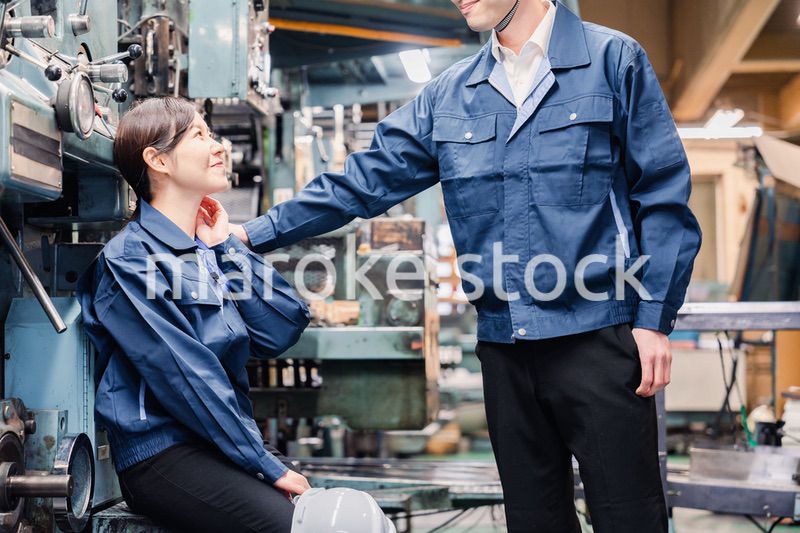 女性労働者を元気づける男性