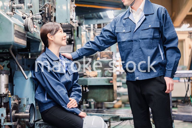 女性労働者を元気づける男性