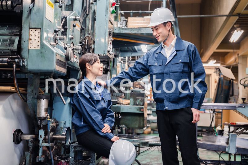 女性労働者を元気づける男性