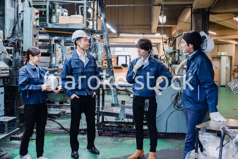 休憩時間に仲良く雑談をする工場労働者