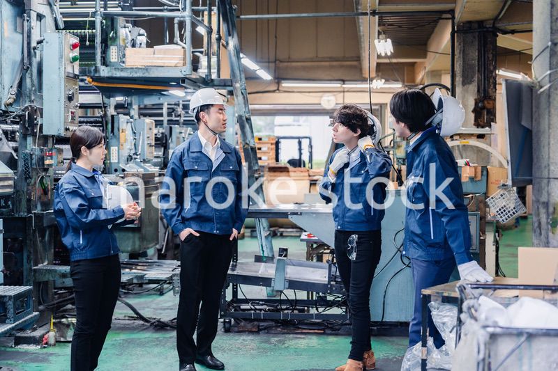 休憩時間に仲良く雑談をする工場労働者