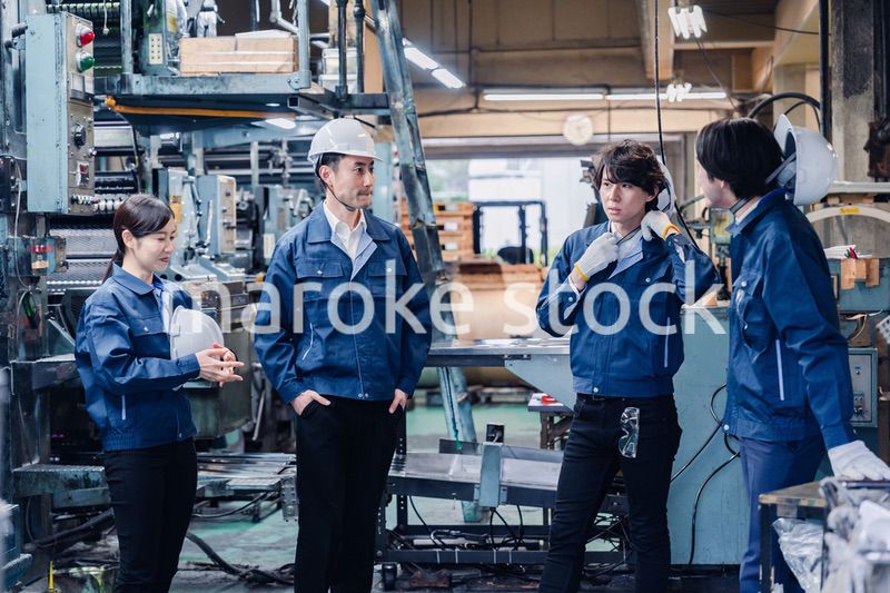 休憩時間に仲良く雑談をする工場労働者