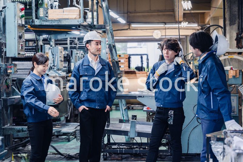 休憩時間に仲良く雑談をする工場労働者