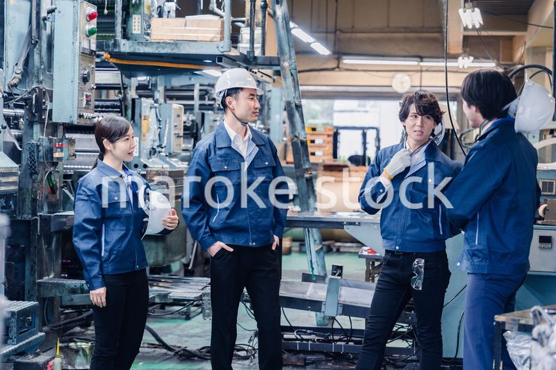 休憩時間に仲良く雑談をする工場労働者