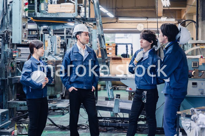 休憩時間に仲良く雑談をする工場労働者