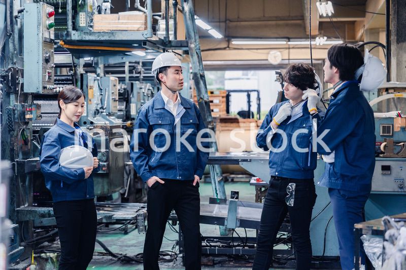 休憩時間に仲良く雑談をする工場労働者