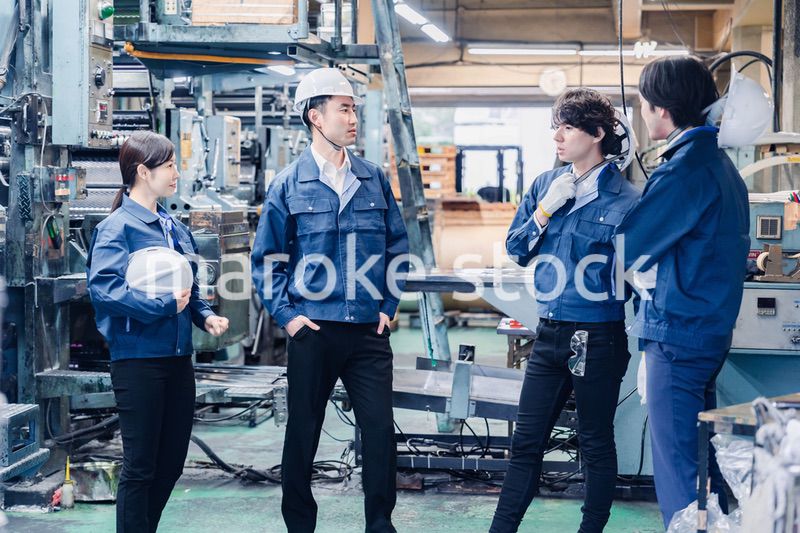 休憩時間に仲良く雑談をする工場労働者