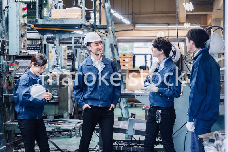 休憩時間に仲良く雑談をする工場労働者