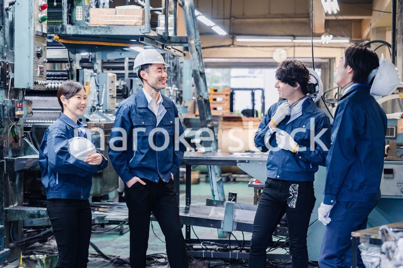 休憩時間に仲良く雑談をする工場労働者