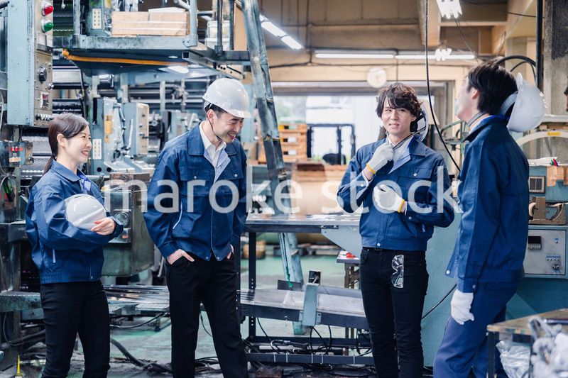 休憩時間に仲良く雑談をする工場労働者