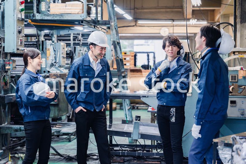 休憩時間に仲良く雑談をする工場労働者