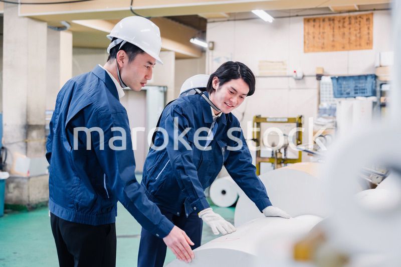 印刷工場でロール紙の確認をする作業員