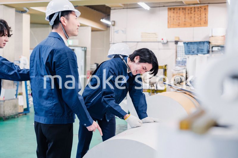 印刷工場でロール紙の確認をする作業員