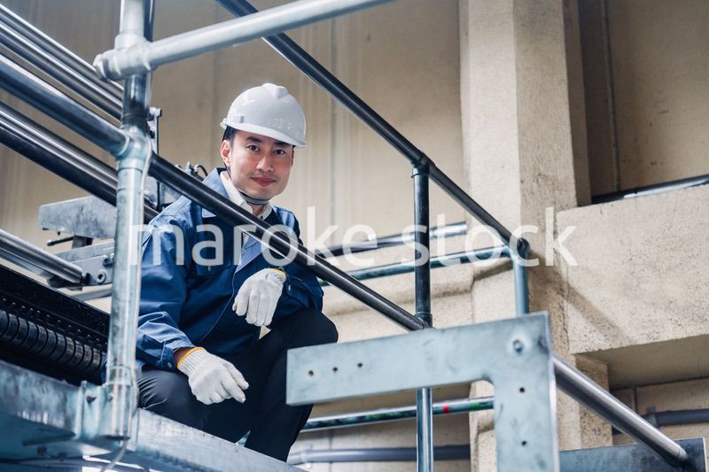 足場で高所作業をする男性作業員