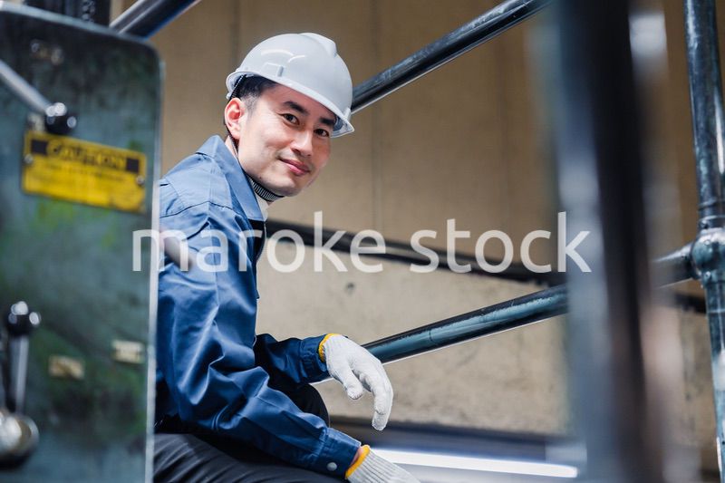 足場で高所作業をする男性作業員