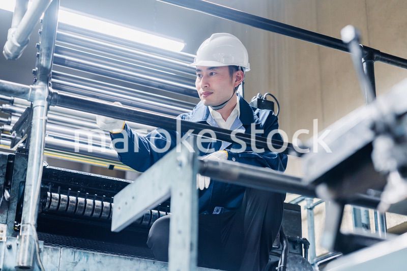 足場で高所作業をする男性作業員