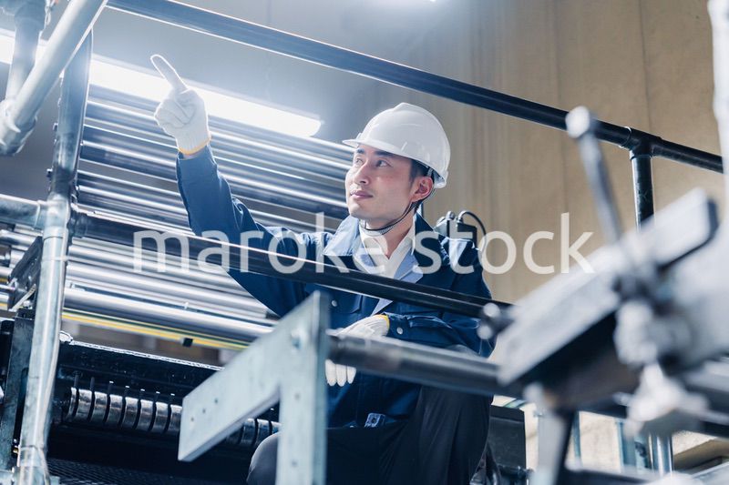 足場で高所作業をする男性作業員