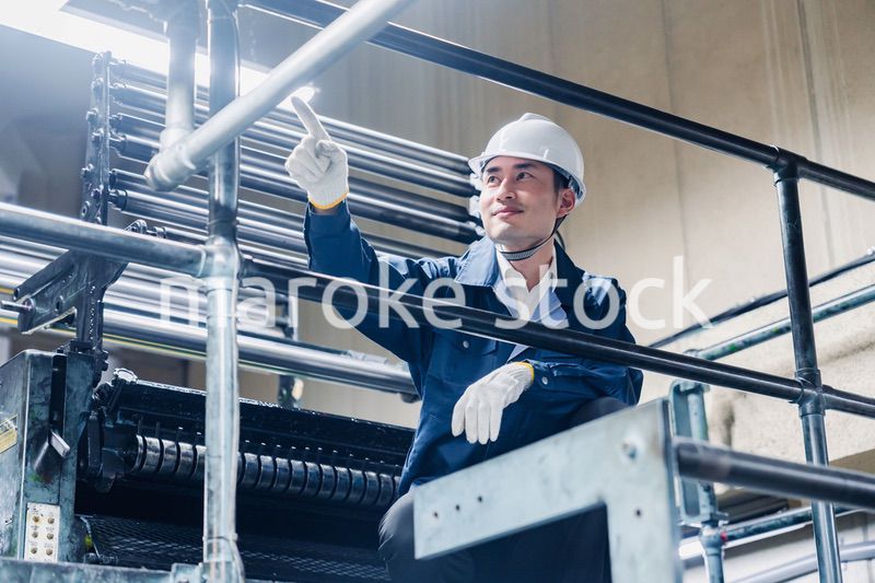 足場で高所作業をする男性作業員