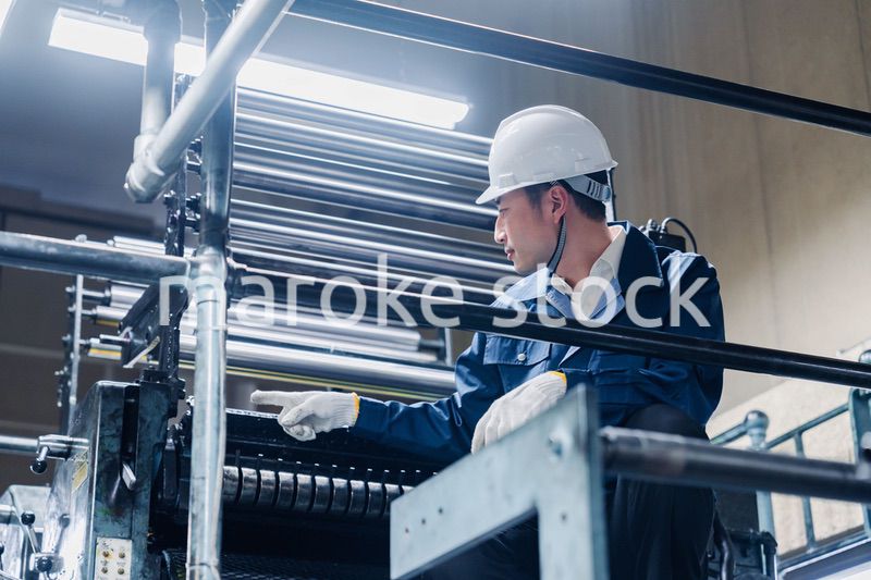 足場で高所作業をする男性作業員