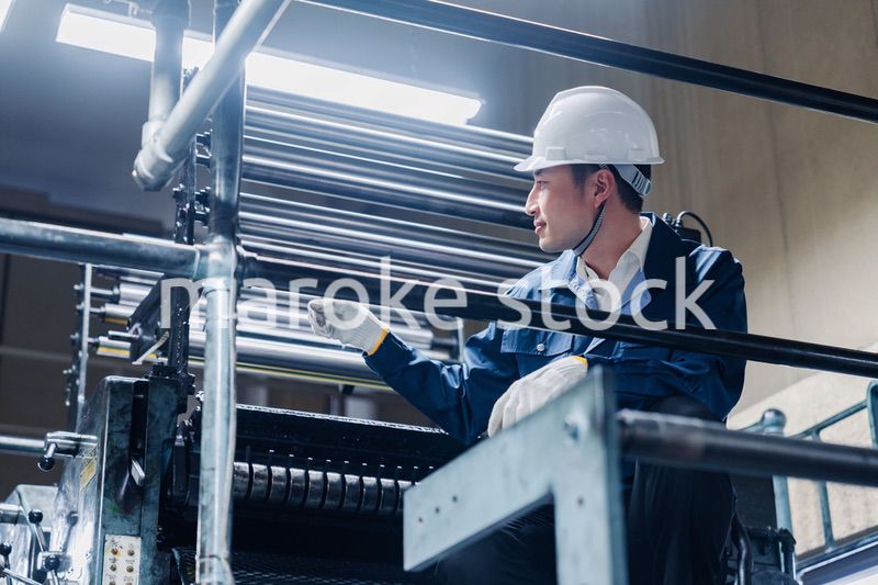 足場で高所作業をする男性作業員