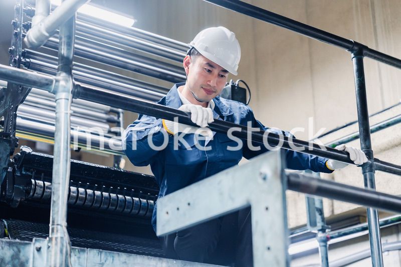 足場で高所作業をする男性作業員