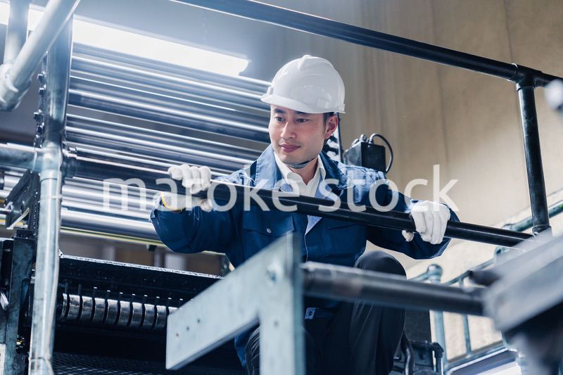 足場で高所作業をする男性作業員