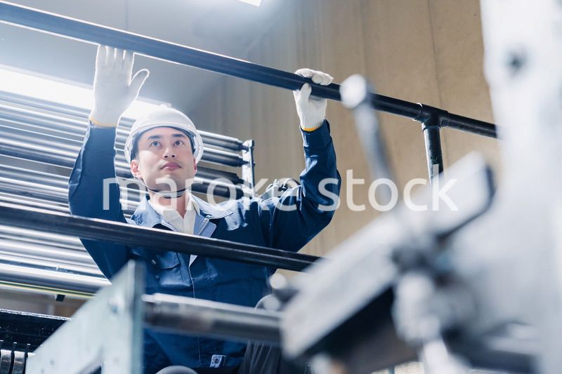 足場で高所作業をする男性作業員