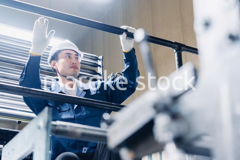 足場で高所作業をする男性作業員