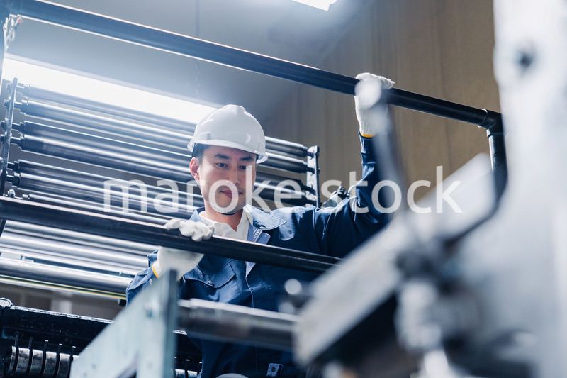 足場で高所作業をする男性作業員