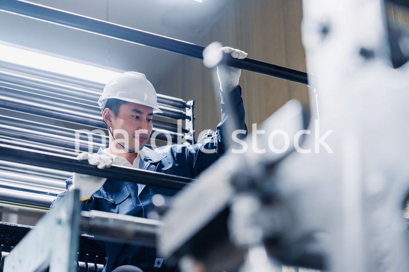 足場で高所作業をする男性作業員