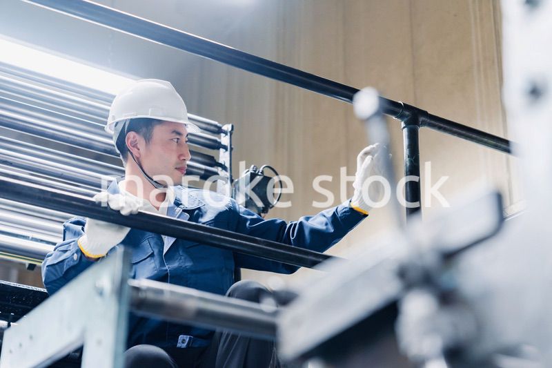 足場で高所作業をする男性作業員