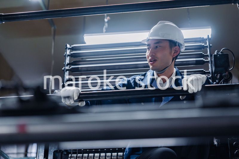 足場で高所作業をする男性作業員