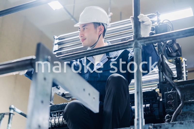 足場で高所作業をする男性作業員