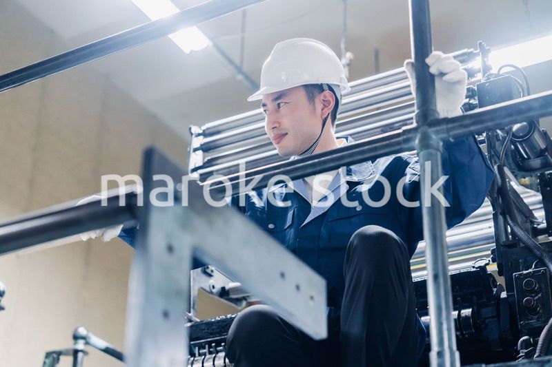 足場で高所作業をする男性作業員