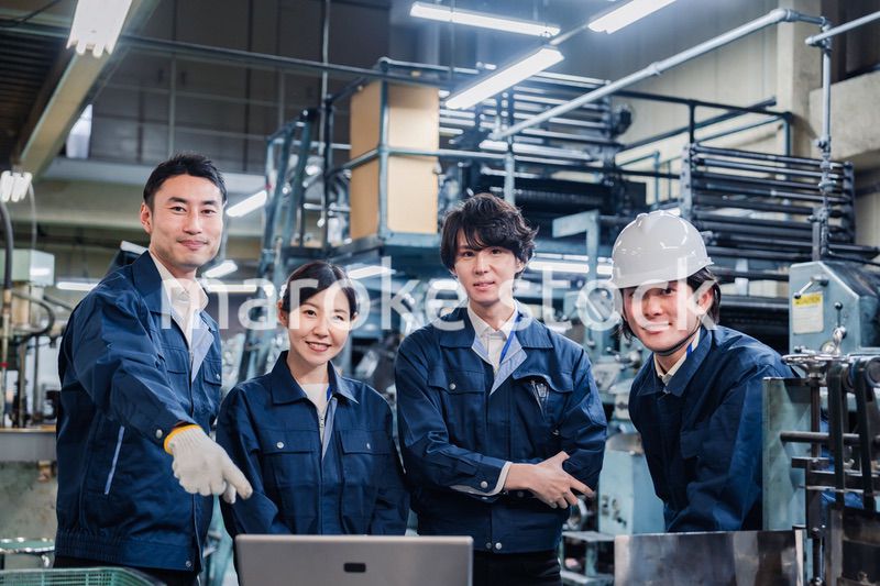 パソコンを見ながら議論をする工場スタッフ