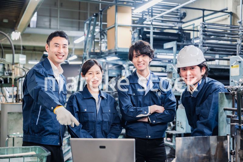 パソコンを見ながら議論をする工場スタッフ