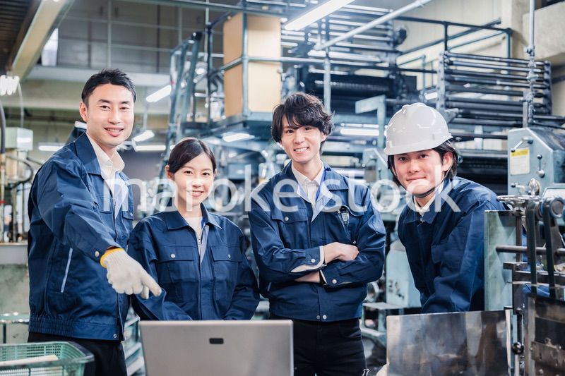 パソコンを見ながら議論をする工場スタッフ