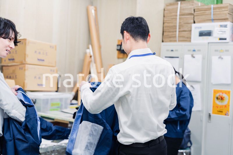 業務終了後にバックヤードで一息をつく従業員