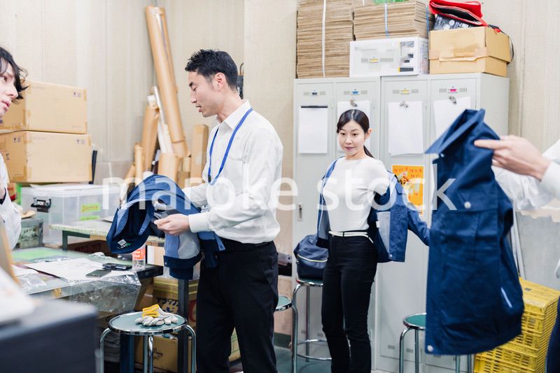 業務終了後にバックヤードで一息をつく従業員