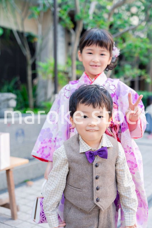 弟と一緒に七五三の参拝をする5歳のお姉さん