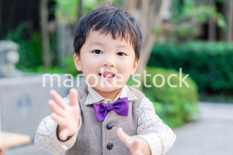 おしゃれな服を着た小さな男の子