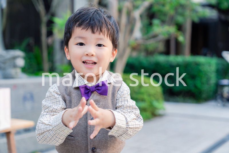 おしゃれな服を着た小さな男の子