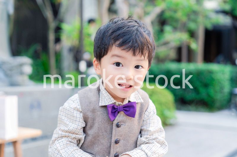 おしゃれな服を着た小さな男の子